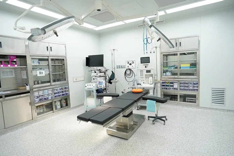 Boş ve aydınlık modern bir ameliyathane, ameliyat masası ve tıbbi cihazlar