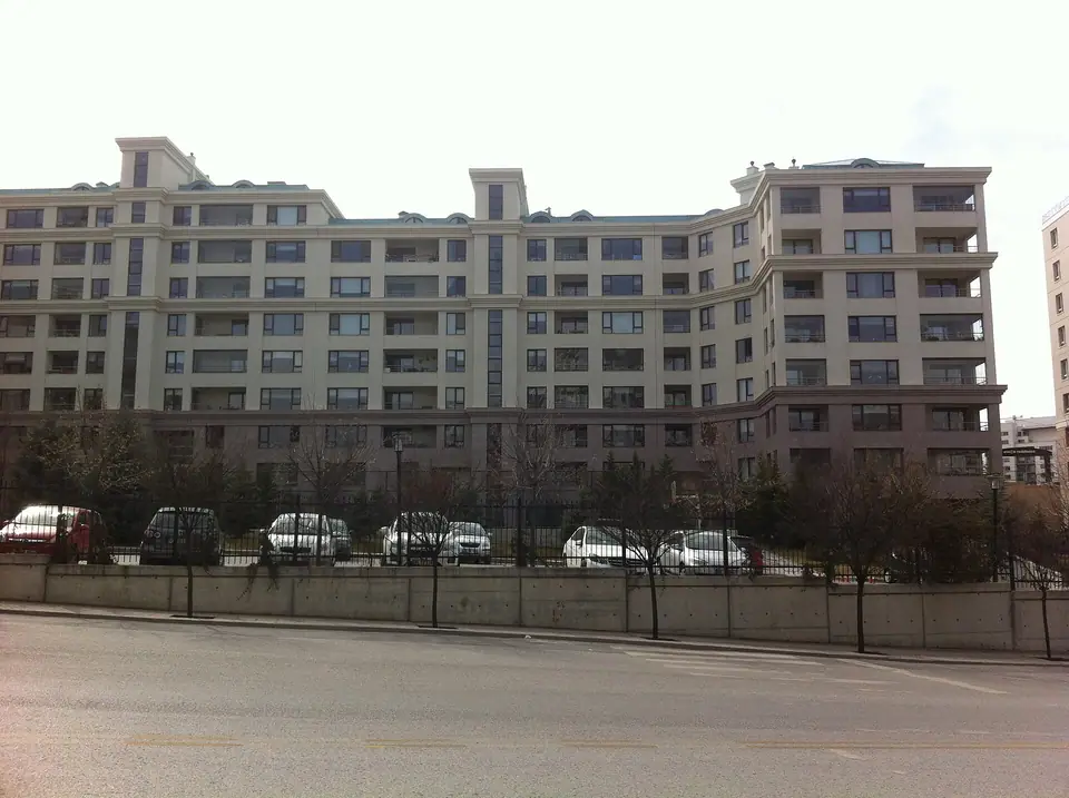 Ankara'da önünde otopark bulunan çok katlı konut blokları
