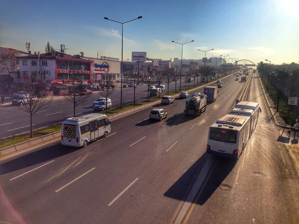 Ankara İstanbul Yolu'nda otobüs, minibüs ve otomobil trafiği
