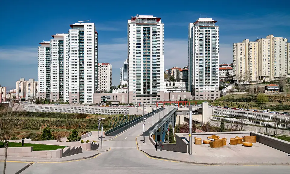 Ankara'da yüksek katlı konut blokları ve önündeki yaya köprüsü