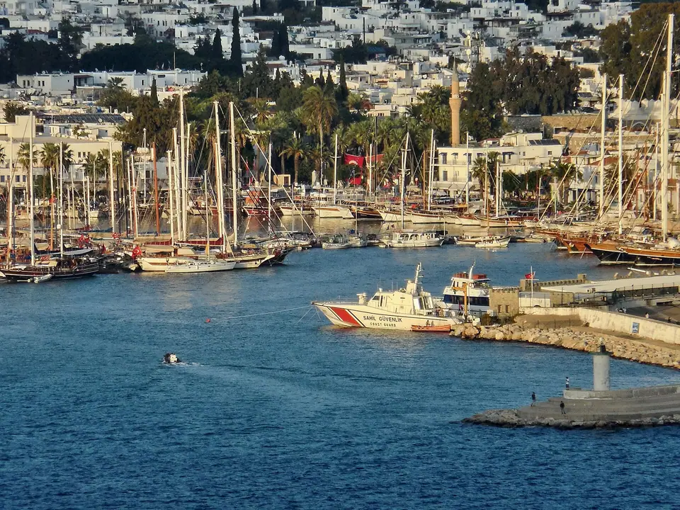 Bodrum limanında demirli yelkenliler ve guletler