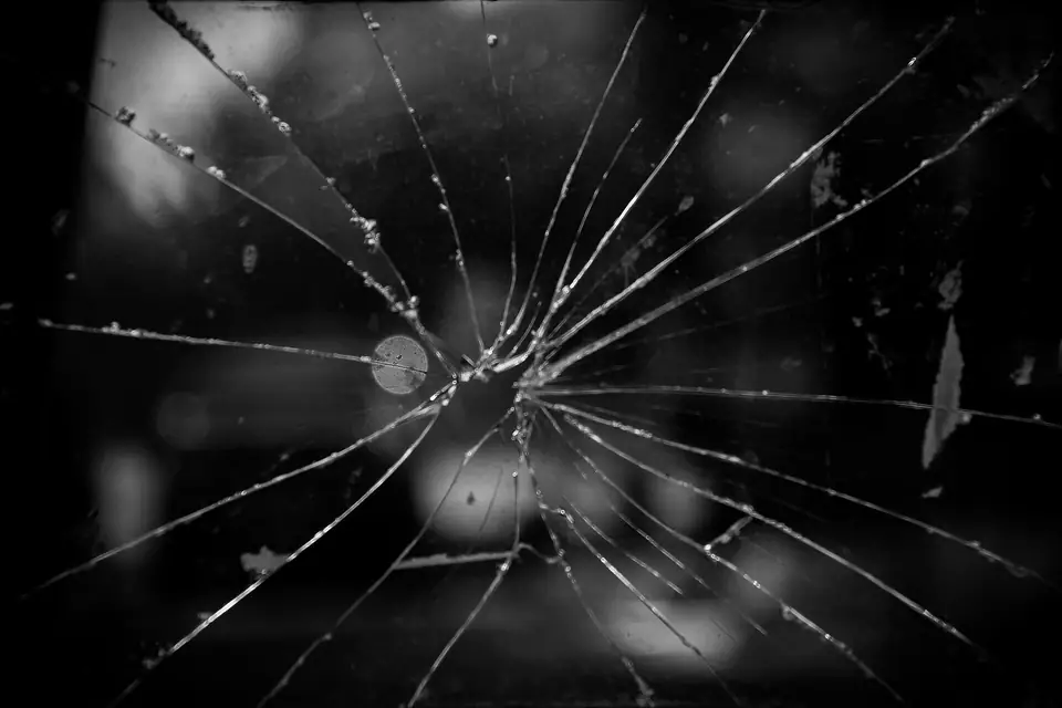 Darbe sonrası örümcek ağı biçiminde çatlamış cam yüzey