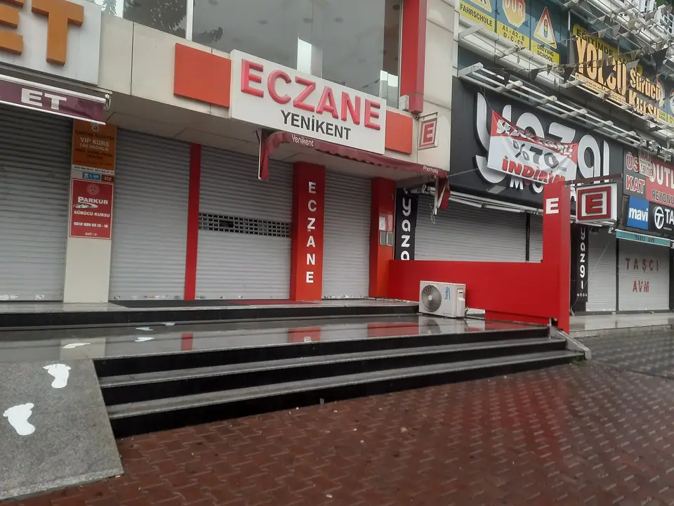 Türkiye'de kepenkleri inik bir eczane cephesi