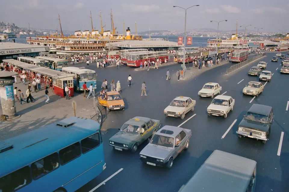 İstanbul Eminönü'nde otobüsler, otomobiller ve yayaların oluşturduğu yoğun trafik