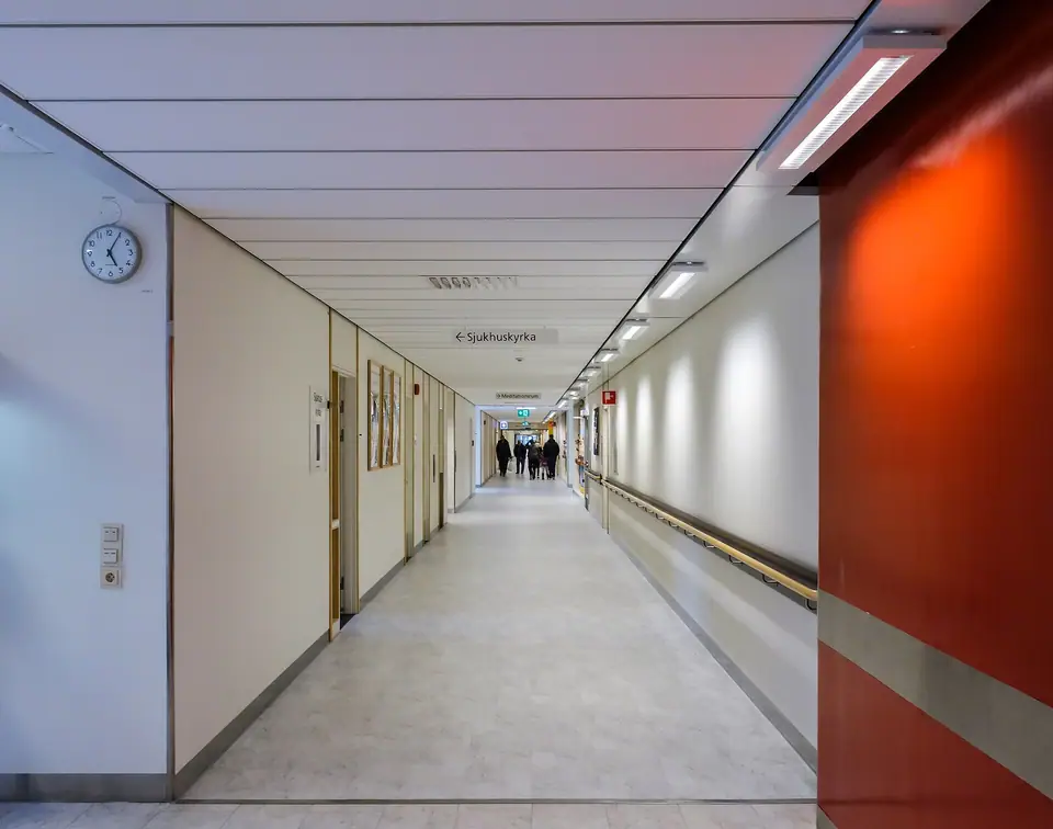 Modern bir hastanede aydınlık, uzun bir koridor