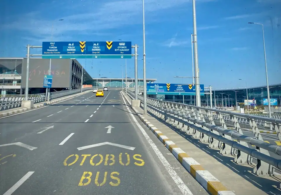 İstanbul Havalimanı bağlantı yolunda yönlendirme levhaları ve otobüs şeridi