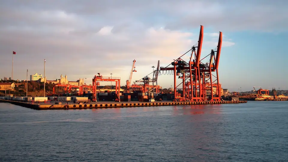 Haydarpaşa Limanı'nda gün batımında konteyner vinçleri