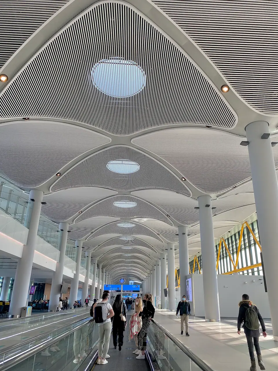 İstanbul Havalimanı terminalinde kubbeli tavan ve yolcular