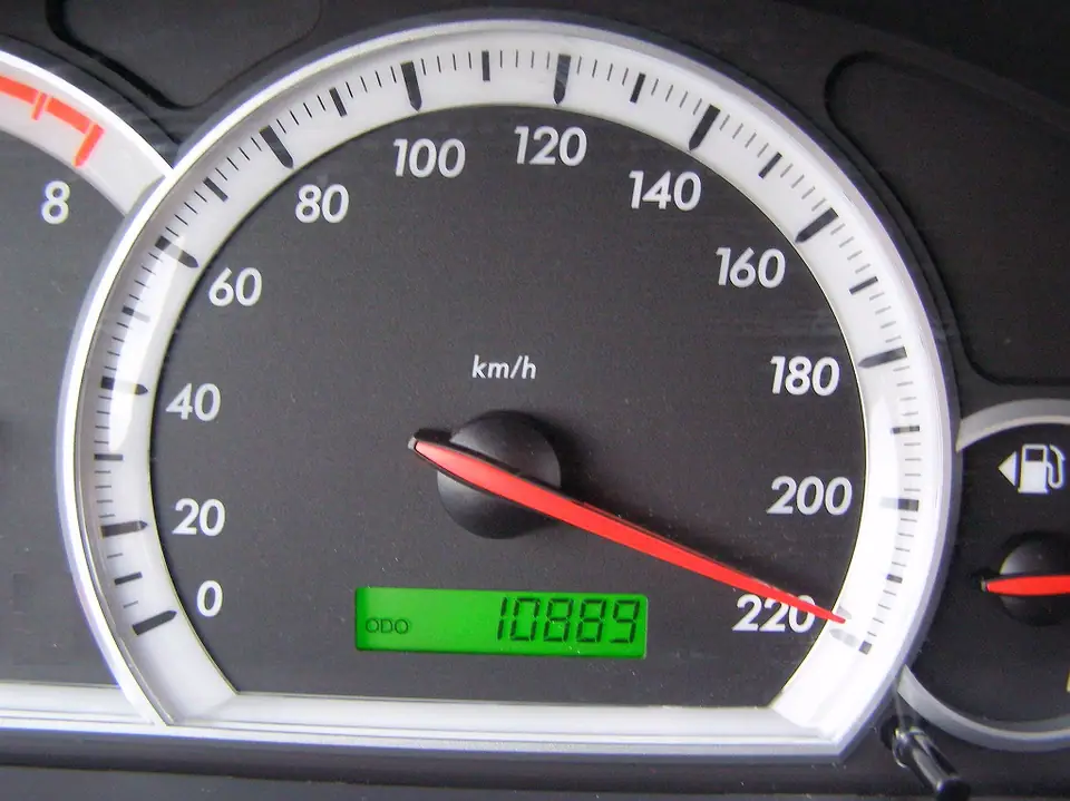 Bir otomobilin hız göstergesi ve dijital kilometre sayacı
