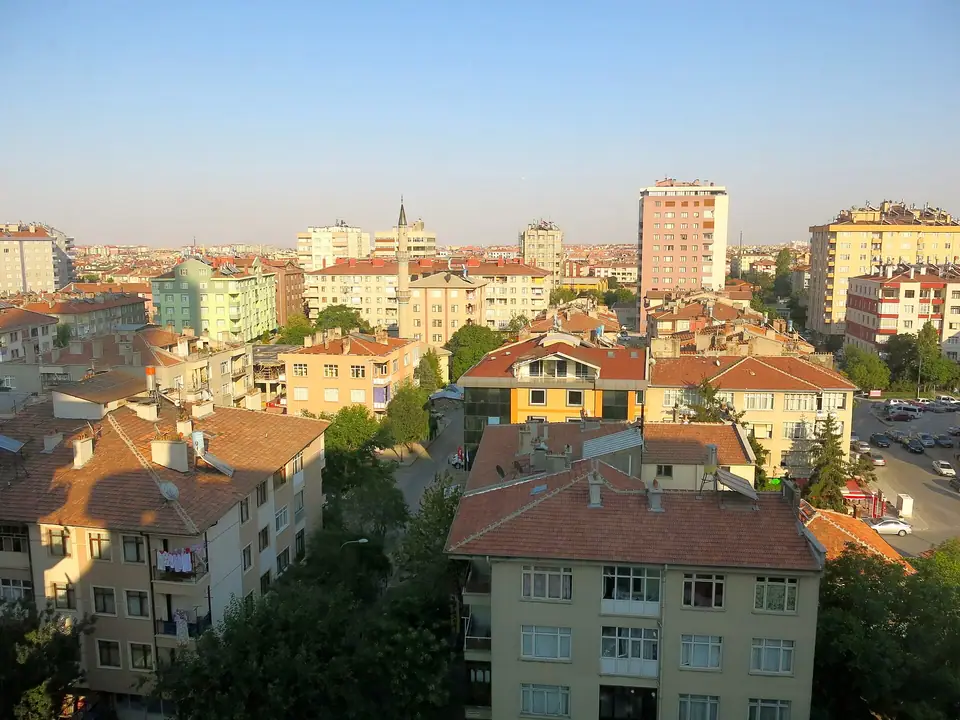 Konya'da kiremit çatılı apartmanlarla dolu bir mahalleye yukarıdan bakış