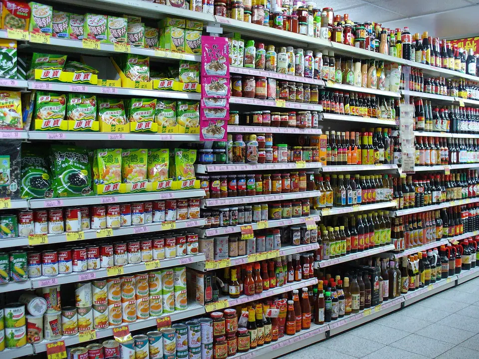 Bir marketin konserve ve sos ürünleriyle dolu uzun rafları