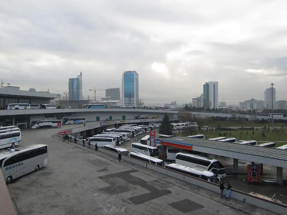 Ankara AŞTİ otogarında peronlara yanaşmış şehirlerarası otobüsler