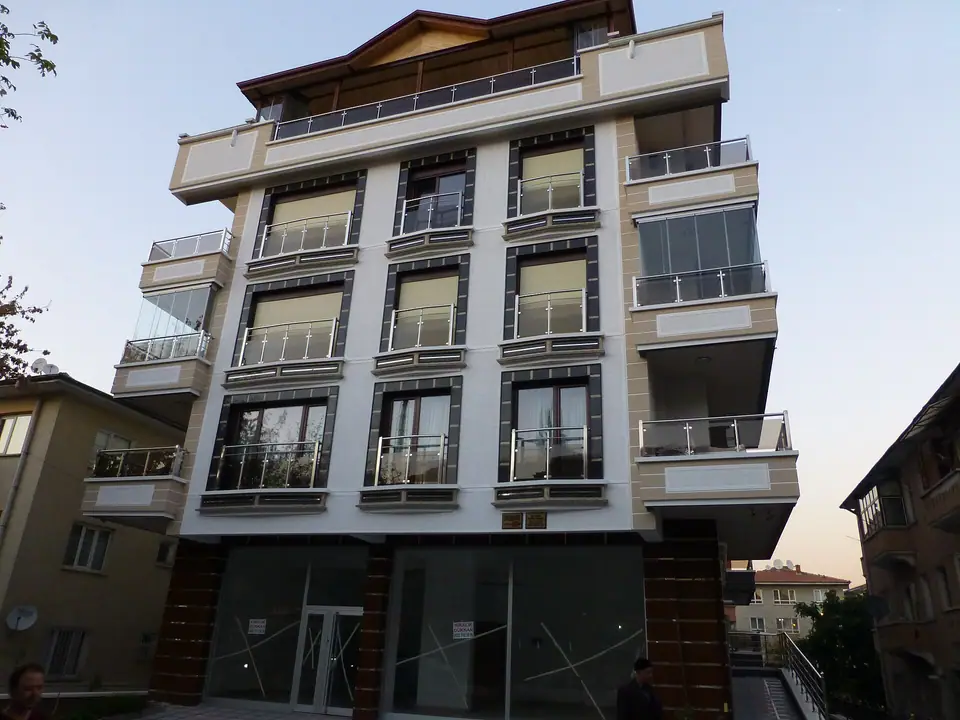 Ankara'da yeni tamamlanmış, balkonlu beyaz cepheli bir apartman